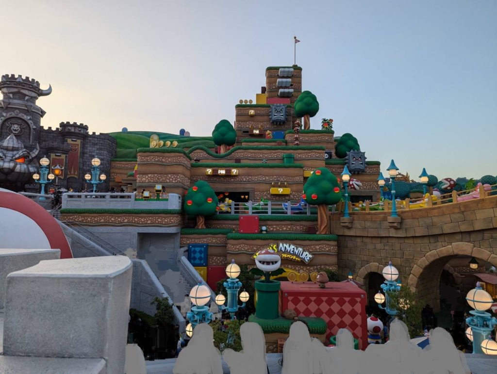 USJのスーパー・ニンテンドー・ワールド™エントランスから撮影された写真。正面にヨッシー・アドベンチャー、左にクッパ城が見える。人物は非表示処理済み。