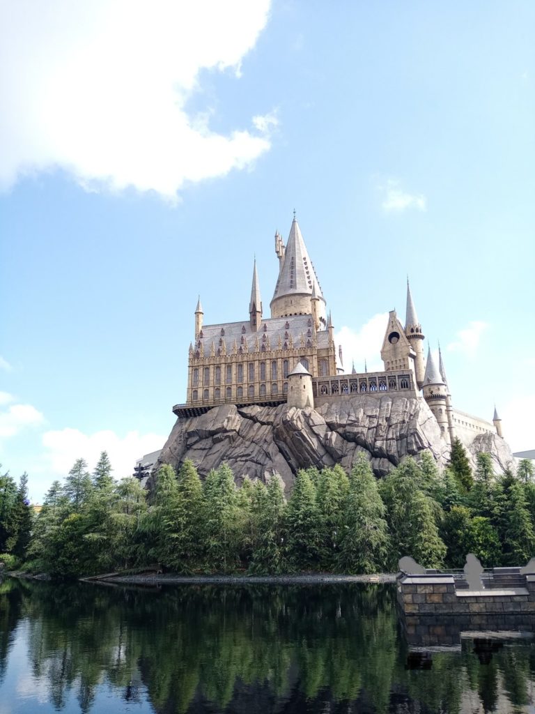 ユニバーサル・スタジオ・ジャパン内のホグワーツ城。オリバンダーの店の行列に並んでいるときに撮影された、映画さながらの外観が美しい写真。