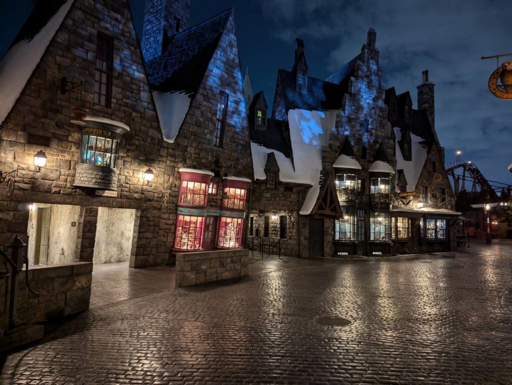 ユニバーサル・スタジオ・ジャパンのハリーポッターエリア夜景。人通りが途切れ、石畳の街並みに魔法の世界のような幻想的な雰囲気が広がる。