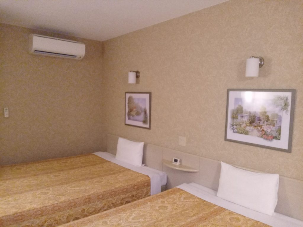 ファミリーロッジ旅籠屋の客室。ベッドが2台並んだ、シンプルで清潔感のある室内