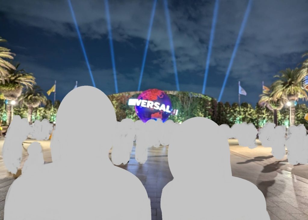 ユニバーサルスタジオのエントランス前で夜に撮影された写真。ライトアップされた地球儀の「UNIVERSAL」の文字が鮮明に見える。