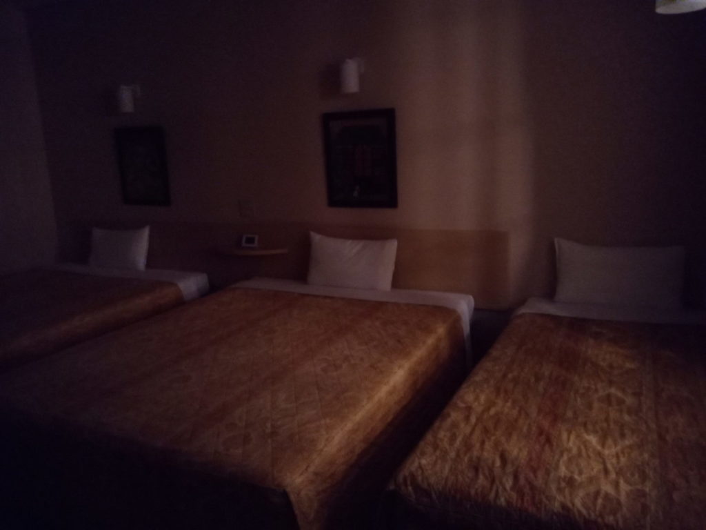 旅籠屋の客室。2台の常設ベッドに加え、エキストラベッドを追加したレイアウトの様子