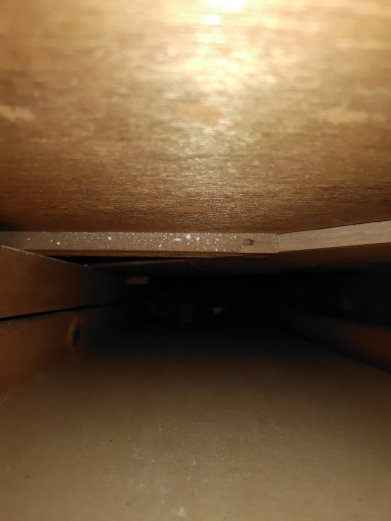 壁の中の空洞を映した写真。穴の下側