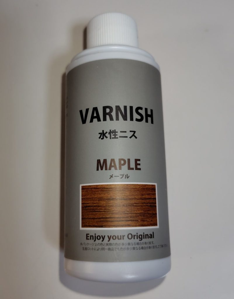 DIYで作ったニッチに塗った100円ショップセリアで購入した水性ニス