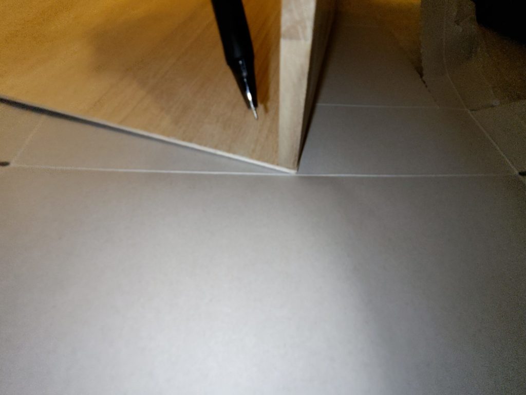 DIYで板の切る場所に印をつけている写真