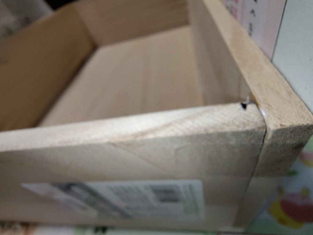 DIYでニッチ棚を作っている途中。仮組みして、木工ボンドで仮止めし、セロハンテープで止めてある。