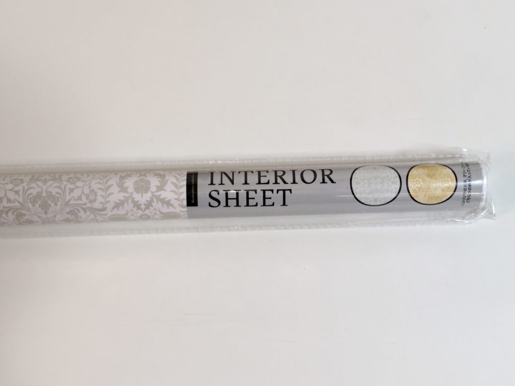 DIYで作ったニッチの背板に貼った100円ショップセリアのインテリアシート