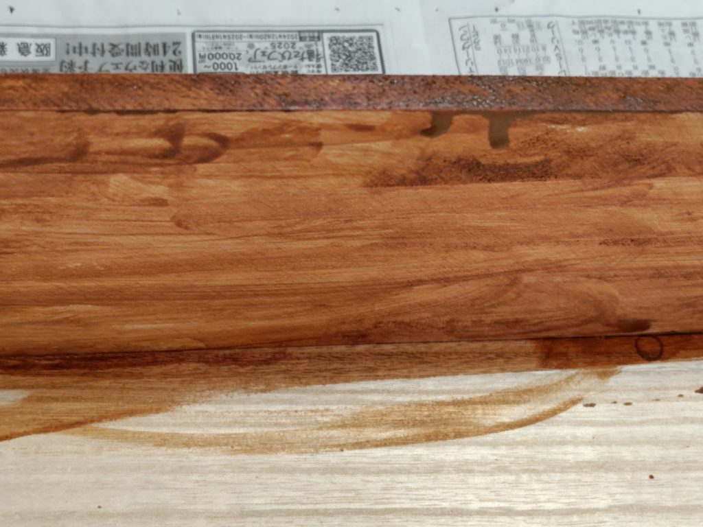 作りかけのニッチにニスを塗っている途中の写真