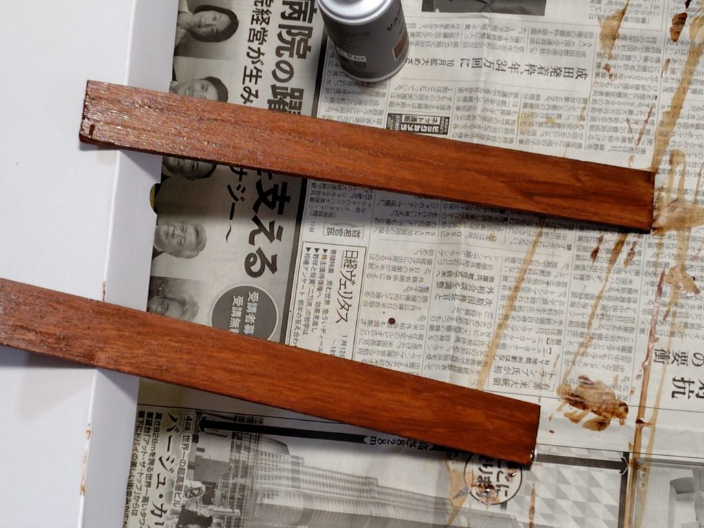 ニッチの前面に落下防止のためにつける予定の板にニスを塗って乾かしている様子