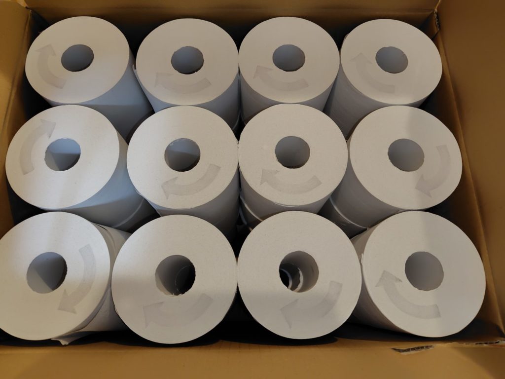 段ボール箱に整然と詰められた大量のトイレットペーパー