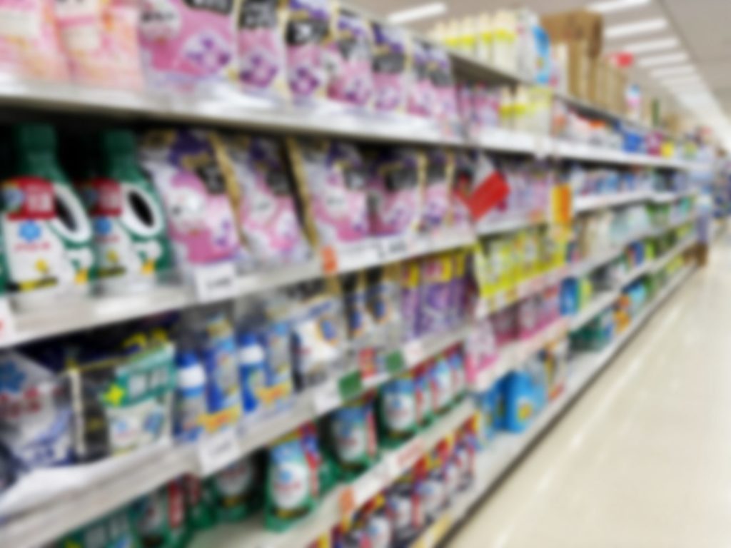 ドラッグストアの棚の写真。いつも日用品を購入しているお店のイメージ。