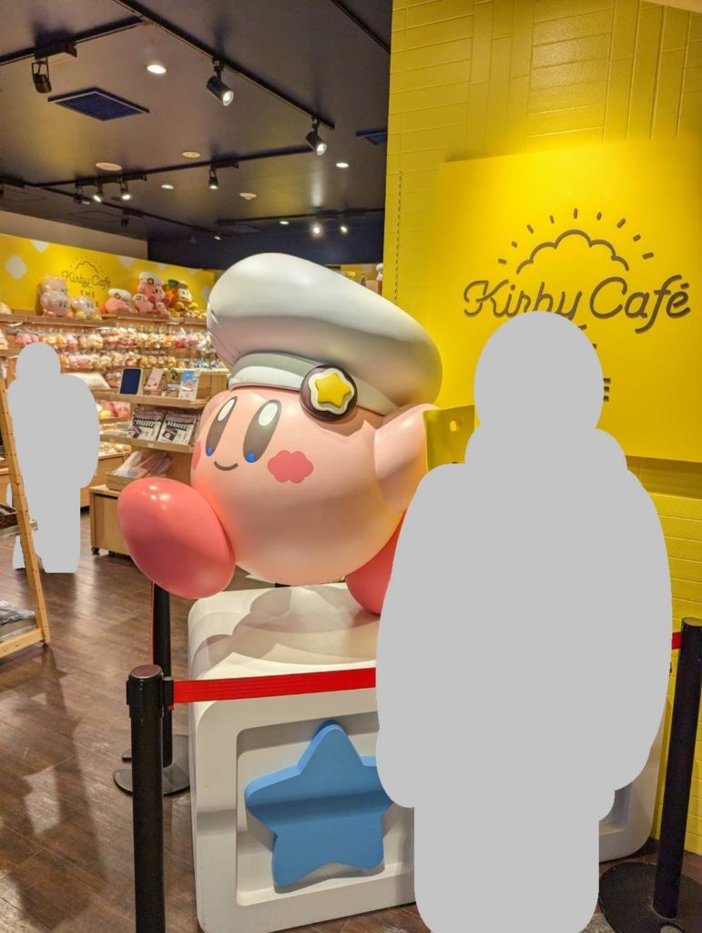 カービィカフェ東京と同じフロアにあるカービィカフェ ザ・ストアの入り口にあるカービィのオブジェと陳列棚