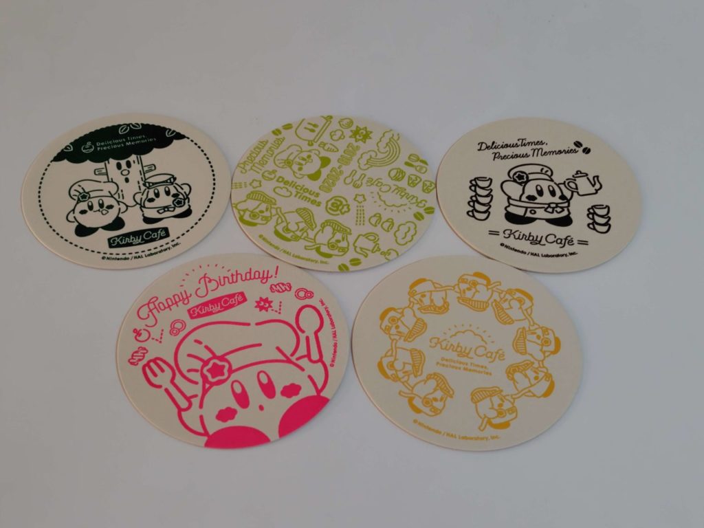 カービーカフェのコースターが5枚並んでいる