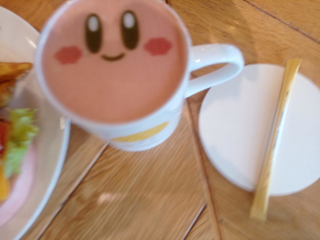 カービィのイラストが描かれたアートコレクション・オ・レと紙コースター