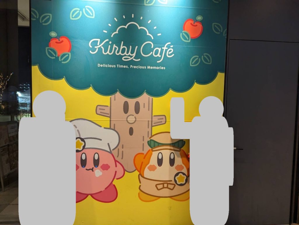 カービィカフェ東京の入口横に設置された大きなポスター看板