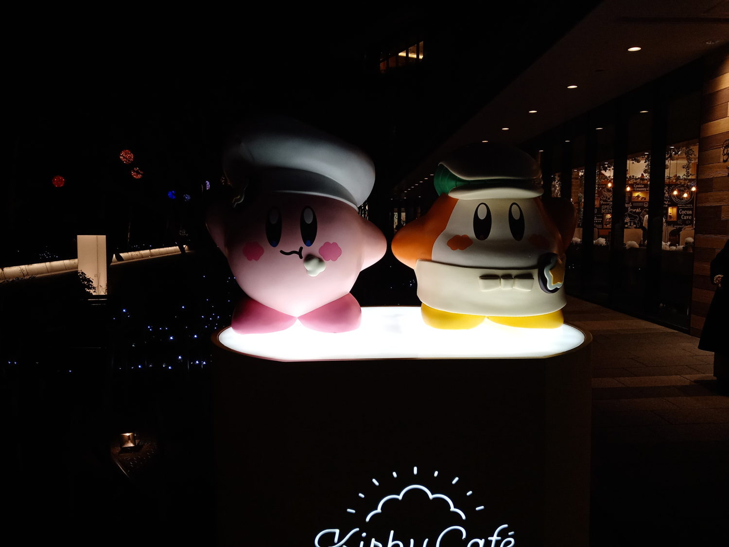 カービーカフェTOKYO前のカービィとワドルディのオブジェ。