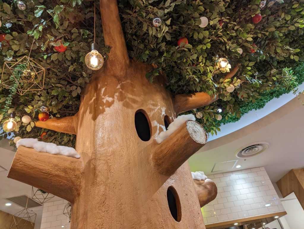 カービィカフェ東京の店内中央に設置された雪の積もったウィスピーウッズのオブジェ