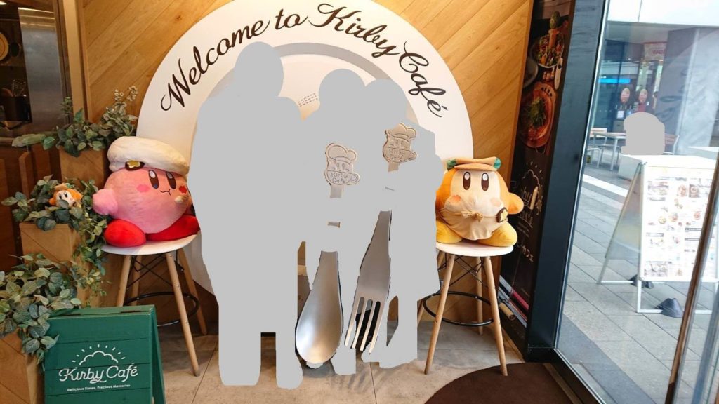 店内入口のフォトスポット。大きなお皿のオブジェの前で巨大スプーンとフォークを使って撮影できるエリア