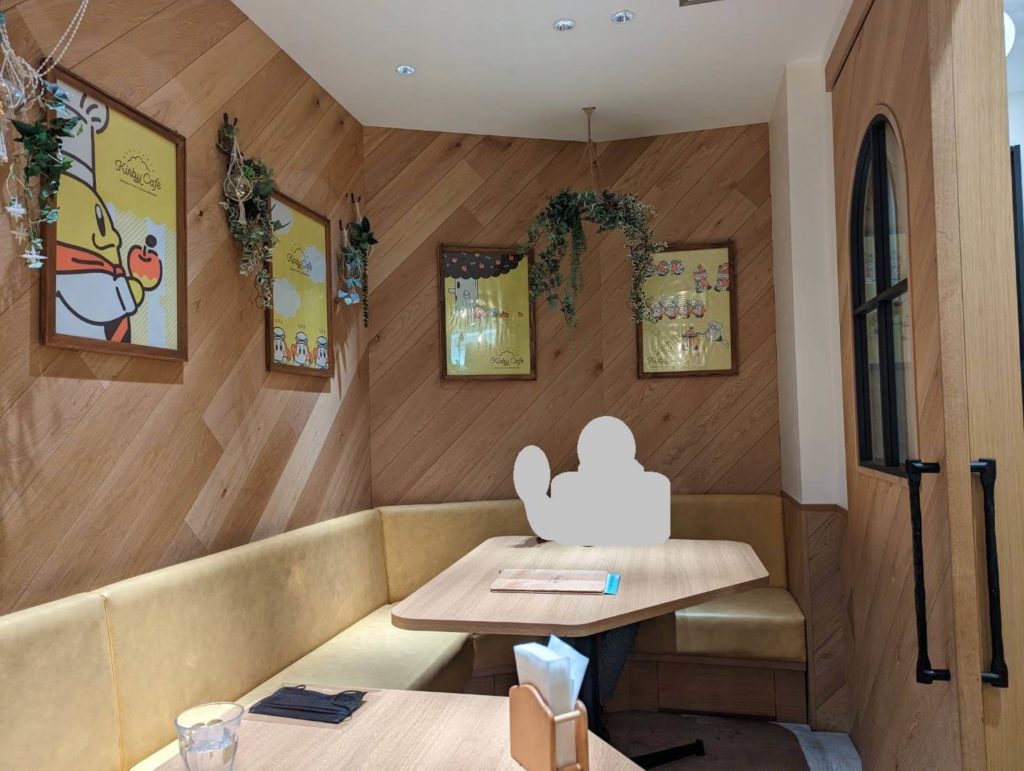 パーテーションで仕切られたカービィカフェ東京の半個室風のテーブル席