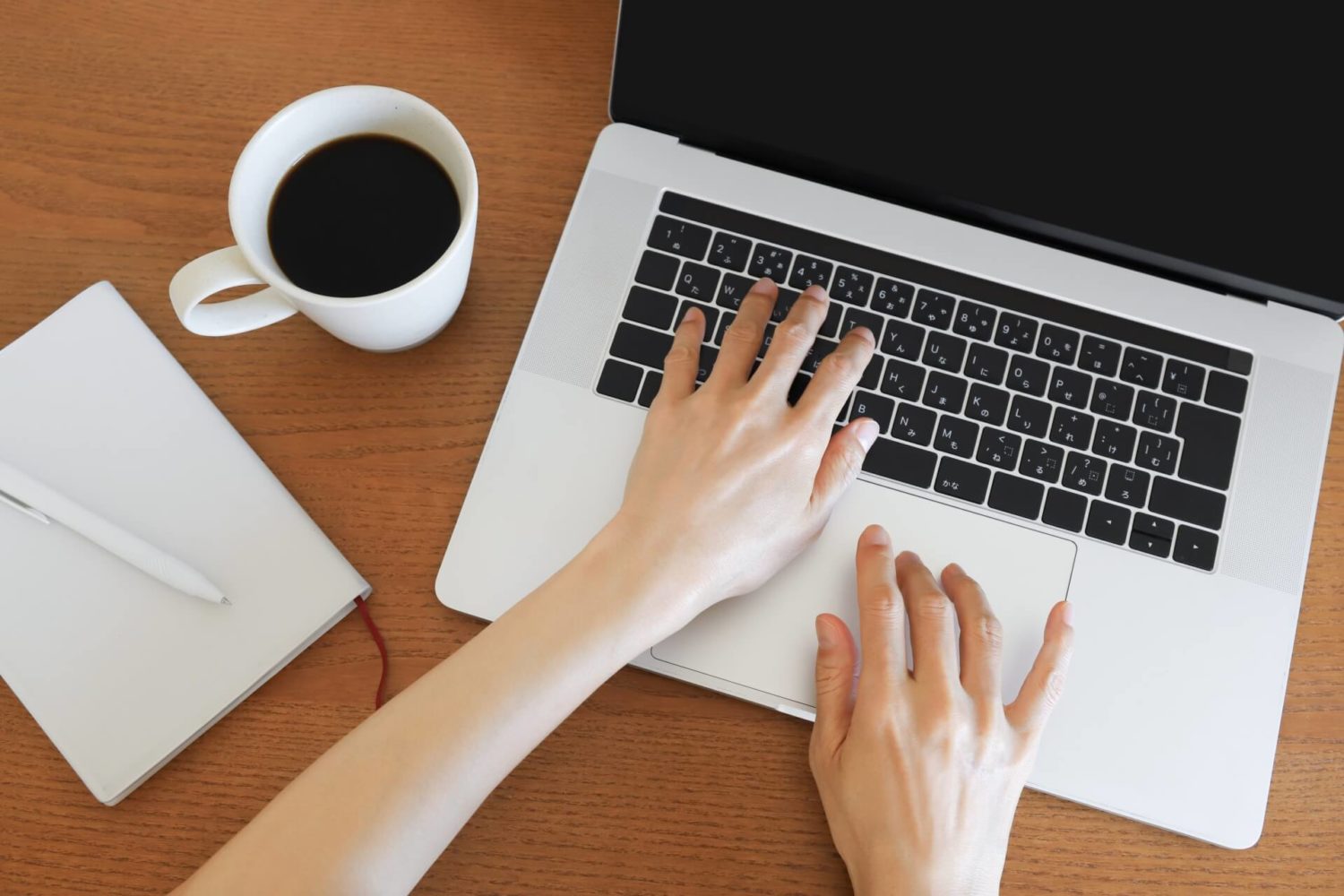 パソコンに入力している女性の手元。